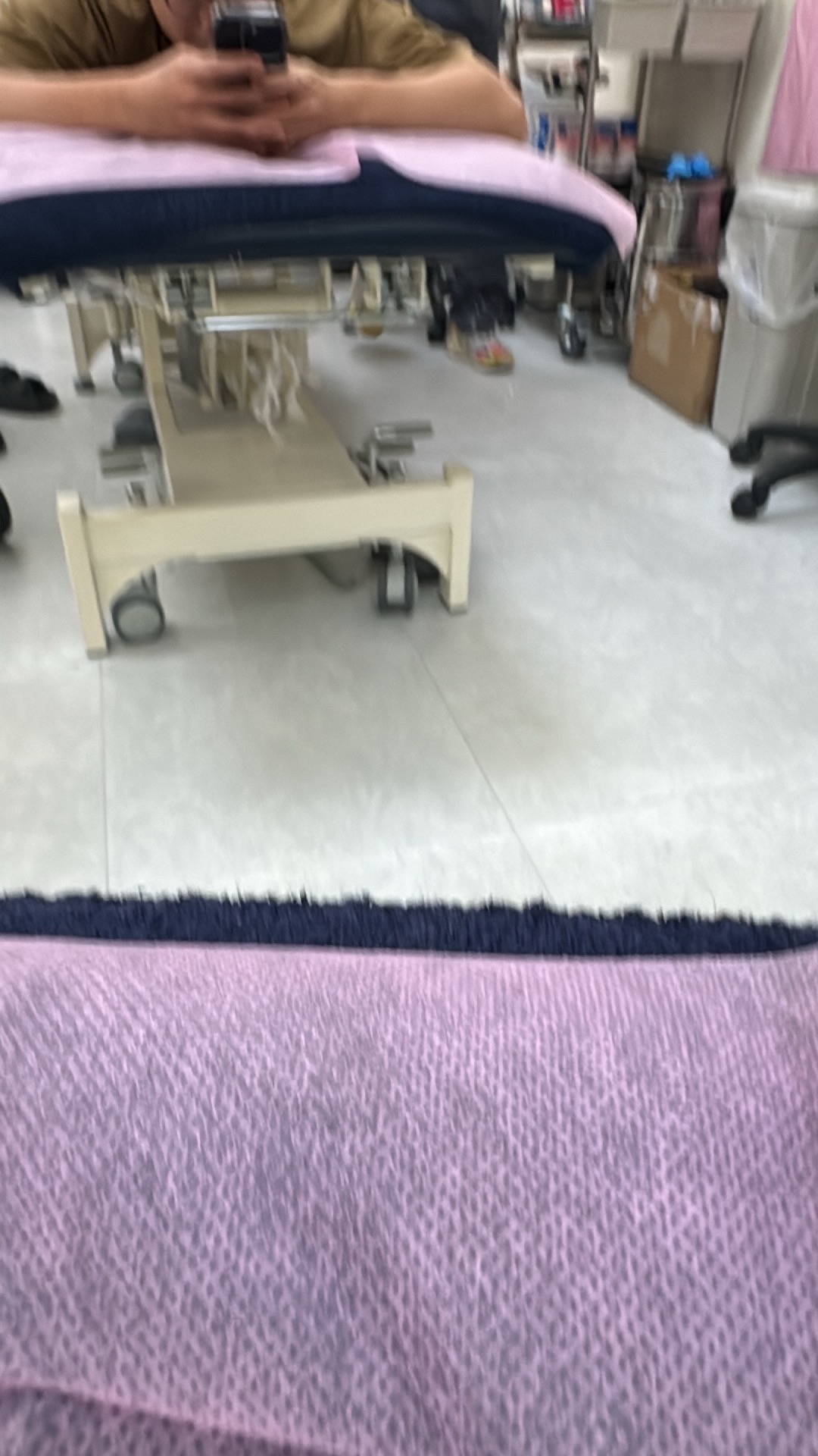 吳浩瑋醫師躺在治療床上，以鏡子拍下接受治療的個人紀錄